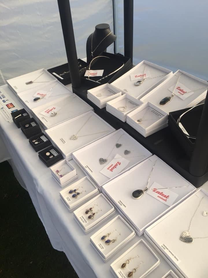 Sparkle Up Your Christmas: A Guide to Shopping for Jewellery this Festive Season